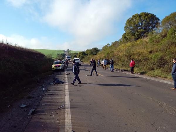 Mulher morre em acidente entre carro e caminhão na ERS 342