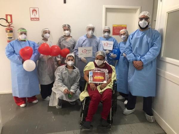 Mais uma paciente recuperada da Covid-19 recebe alta hospitalar 