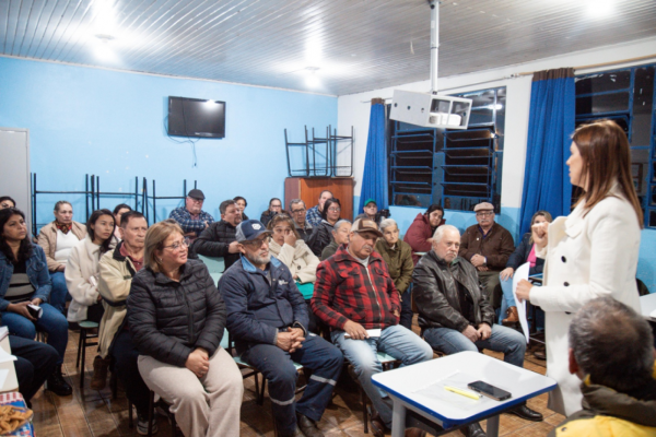 Prefeita reúne moradores do Tamoio e anuncia regularização da praça