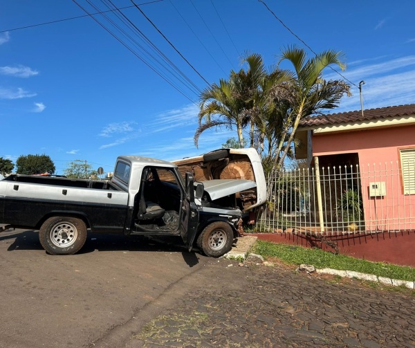 TRÂNSITO> Colisão de dois veículos com danos materiais na Penha em Cruz Alta
