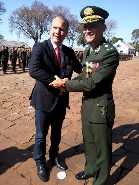 Presidente da Câmara, Gustavo Bilibio, recebe medalha do Exército Brasileiro