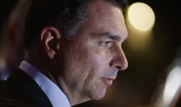 Flávio Bolsonaro foge para os EUA e pretende pedir asilo político a Trump