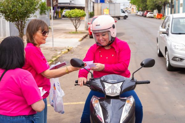 Cruz Alta realiza Blitz do Outubro Rosa e reforça mensagem de prevenção