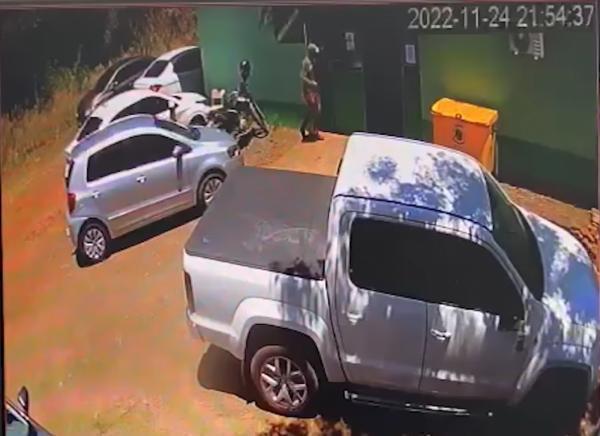 Imagens mostram chegada e saída do atirador na prefeitura de Lajeado do Bugre