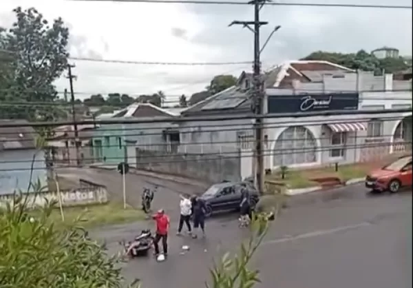 Motociclista fica ferida em colisão com carro no Centro 