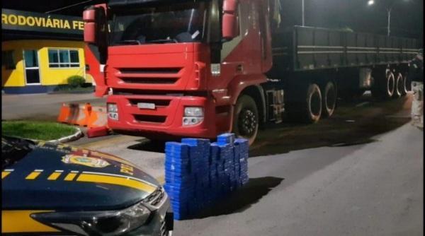 PRF apreende 211 kg de cocaína em fundo falso de caminhão em Lajeado