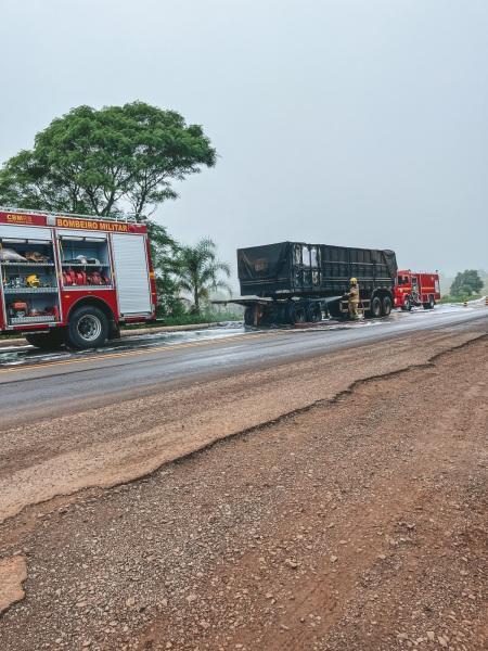 Caminhão pega fogo na manhã desta quarta-feira na BR 158