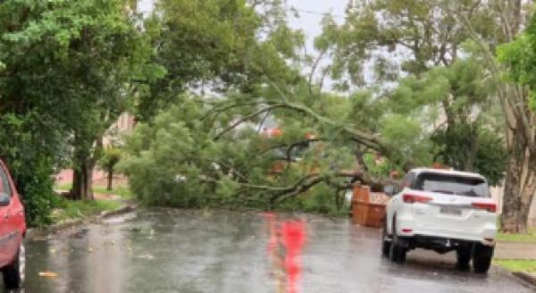 Chuva veio com  rajadas de 102km/h em Cruz Alta e alguns transtornos