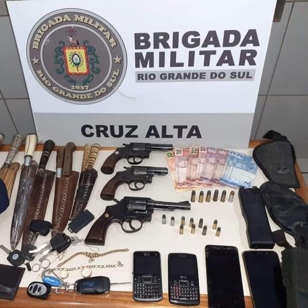 Dois homens são presos por roubo de veículo em Cruz Alta