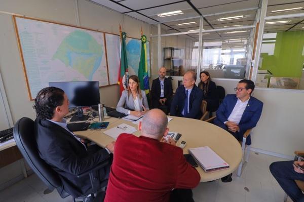 Prefeita Paula se reúne com secretário de Habitação e Regularização Fundiária