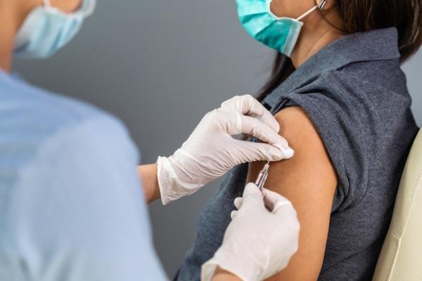 Ministério da Saúde autoriza vacinar população menos de 60 anos contra a covid