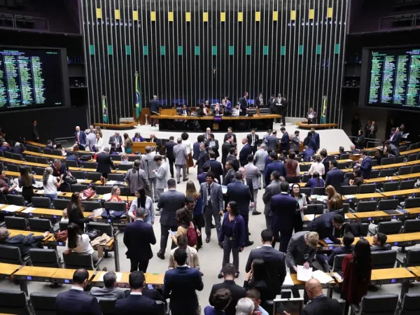 Câmara aprova PEC que acaba com escala 6x1 e reduz jornada semanal