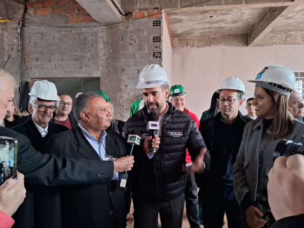 Governador Eduardo Leite vistoria obras da Escola Margarida Pardelhas 