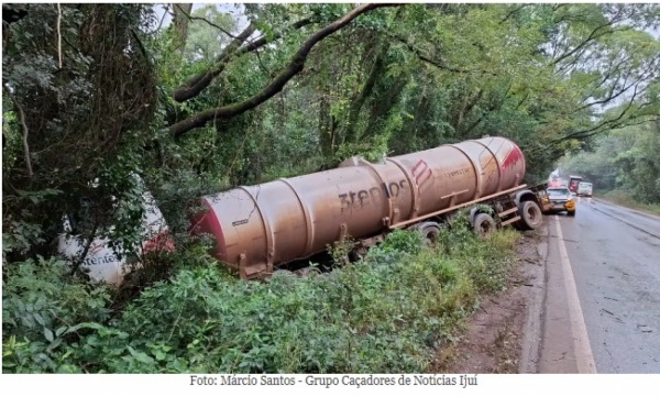 ERS-342> Carreta taque sai da pista entre Cruz Alta e Ijuí; ninguém ferido