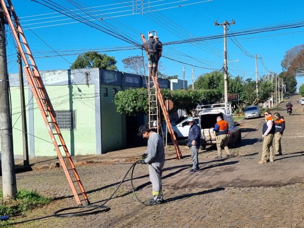 Prefeitura e Defesa Civil Realizam Ação de Retirada de Fios e Cabos em Desuso