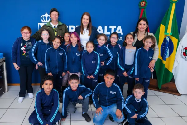 Alunos da Toríbio Veríssimo conhecem Prefeitura e Câmara de Cruz Alta