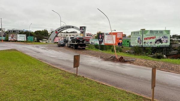 Condutor perde controle e bate em poste na ERS-223 em Ibirubá no domingo