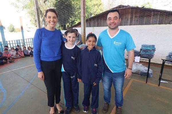 Prefeitura começa a entrega de uniformes aos alunos da rede municipal