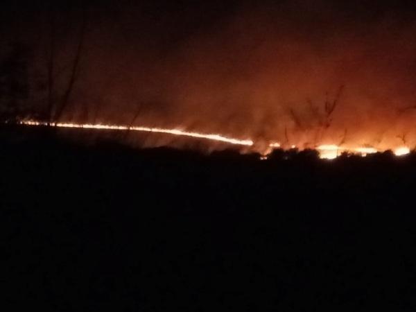 Incêndio de grandes proporções atinge o campo do CICA