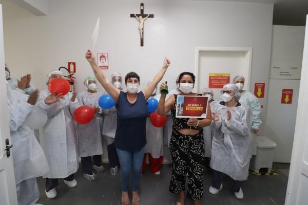 Pacientes recuperadas da COVID-19 recebem alta hospitalar 