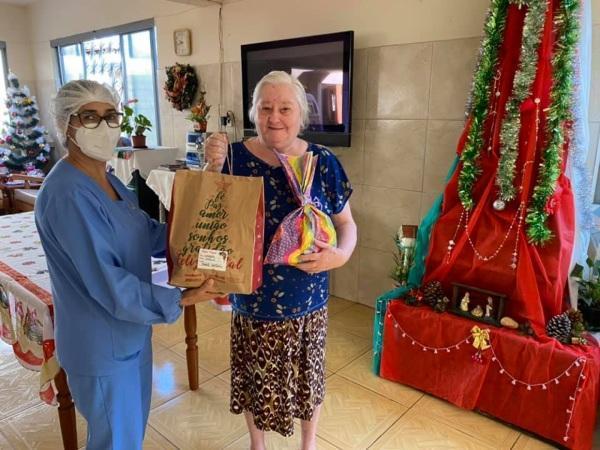 Idosos do Asilo Santo Antônio recebem presentes na véspera de natal