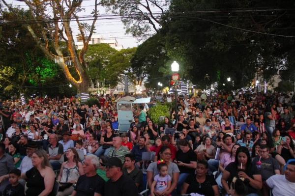 Show com César Oliveira e Rogério Melo lota praça Erico Verissimo