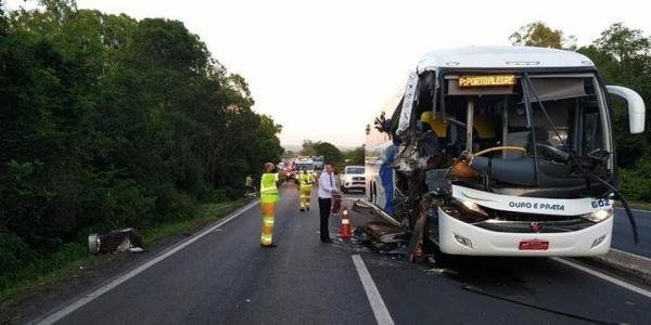 Colisão entre ônibus e caminhão deixa uma pessoa ferida em Nova Santa Rita