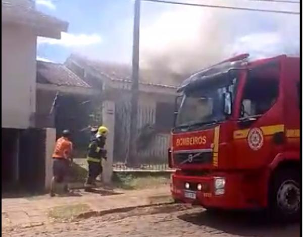 Bombeiros são acionados para combater incêndio no Bairro Bonini 2 em C. Alta