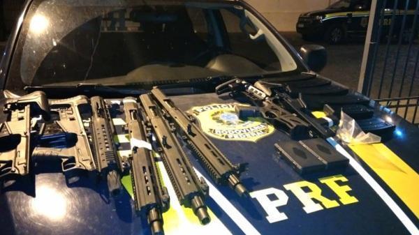 Carro com placas de C. Alta é interceptado pela PRF e casal é preso com armas