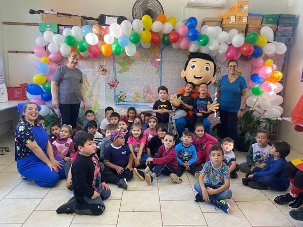 EMEF Prof. Antônio Serra em Cruz Alta recebe a visita do mascote menino Erico