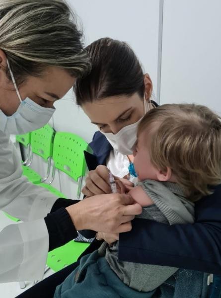 Postos de saúde atenderão ao meio-dia para imunizar a população contra gripe