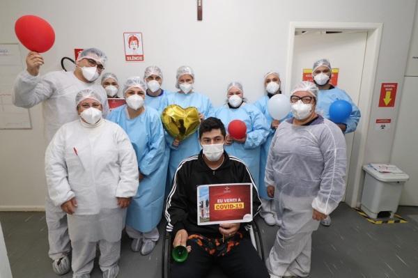 Paciente recuperado da Covid-19 recebe alta hospitalar em Cruz Alta