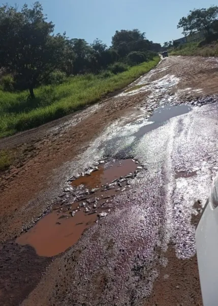 Moradores denunciam esgoto e matagal no início da estrada do Lajeado da Cruz