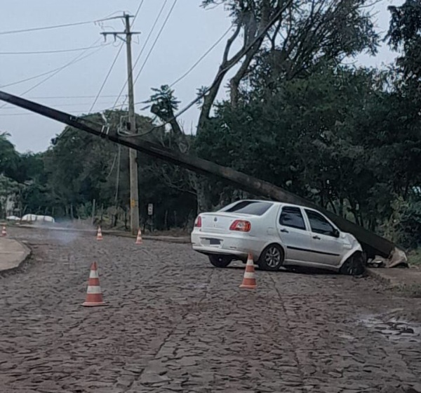 SANTA BÁRBARA DO SUL> Veículo colide com poste; condutor fugiu do local