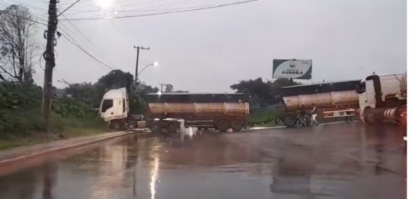 LUCIANO FURIAN> Incidente com carreta na noite do domingo bloqueou o trânsito