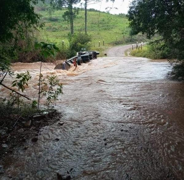 Caminhão tomba em ponte sobre arroio no interior de Soledade no domingo
