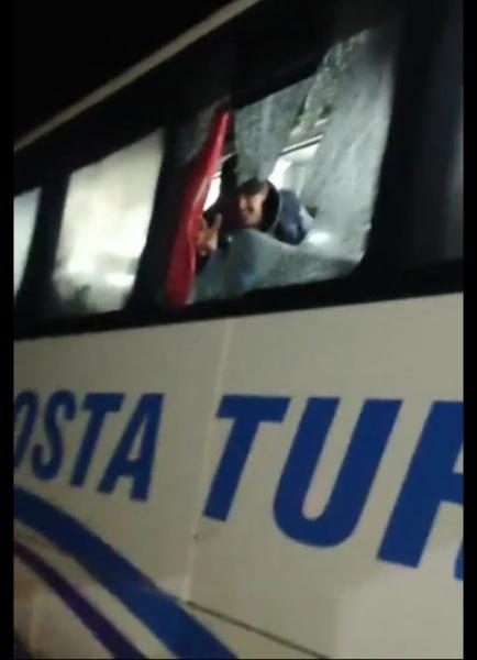 Ônibus e vans  são apedrejados na estrada do campus na noite da quarta