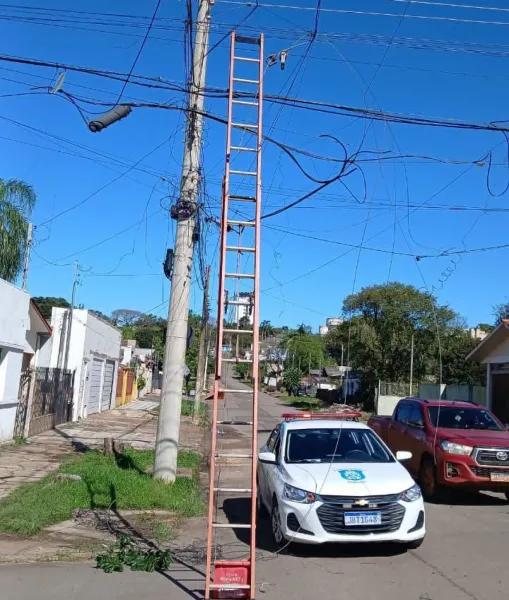 Caminhão derruba fiação e mobiliza equipes no bairro São Miguel, em Cruz Alta