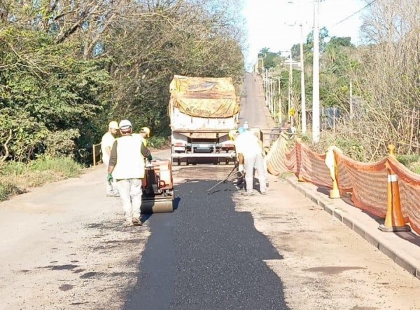 REDE DE ESGOTO> Pavimento da Rua Edwina Rosa é recuperado após obras da Corsan