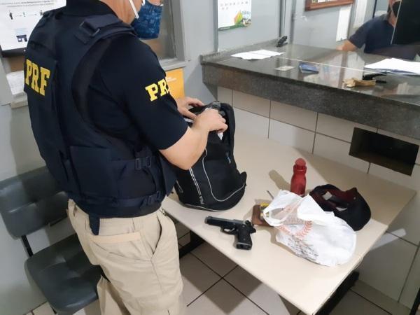 PRF prende passageiro de ônibus com simulacro de arma de fogo em Cruz Alta