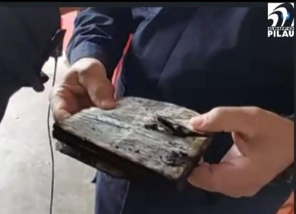 Bombeiros recuperam Bíblia Sagrada em escombros após incêndio em Cruz Alta