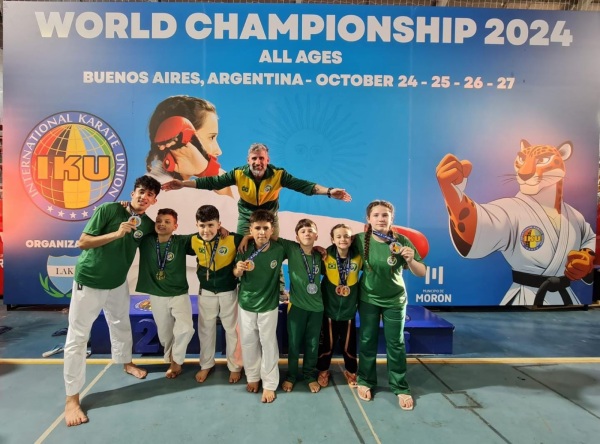 PARABÉNS! > Atletas Cruz-altenses trazem 8 medalhas do Mundial de Karatê 