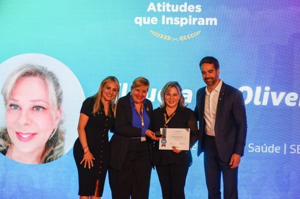 Cláudia Britto Pilau recebe Prêmio de Reconhecimento Funcional 2025