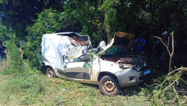 TRÂNSITO> Carro sai da pista e capota em acidente na ERS-553 em Pejuçara