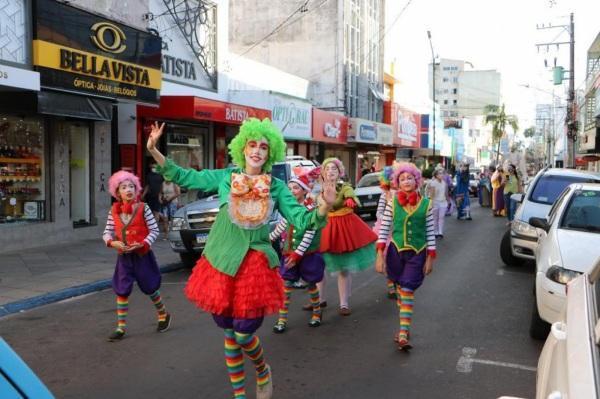 Um Encanto de Natal: Hoje tem desfile de Natal com descida na Pinheiro