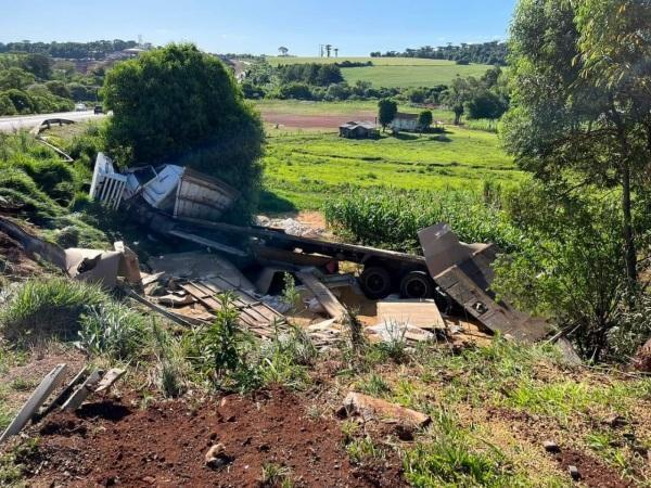 Carreta tomba na ERS 223, trevo de acesso secundário para Ibirubá 