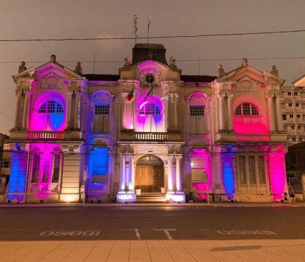 Prefeitura de Cruz Alta recebe iluminação especial no Dia da VisibilidadeTrans