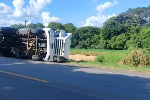 Carreta tomba na BR-158 entre Cruz Alta e Júlio de Castilhos