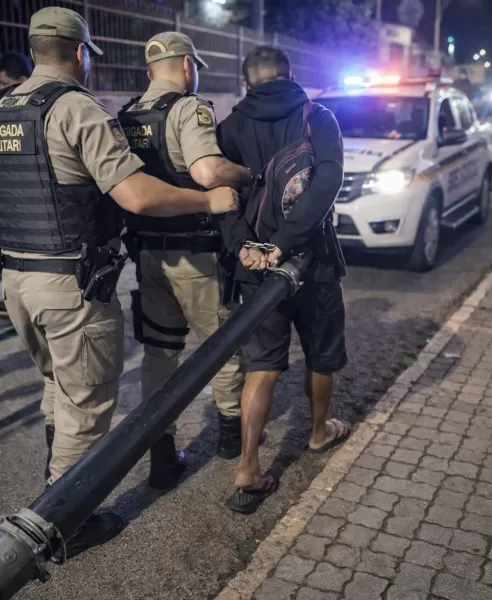 Homem é preso em flagrante ao tentar levar poste de via pública em Cruz Alta