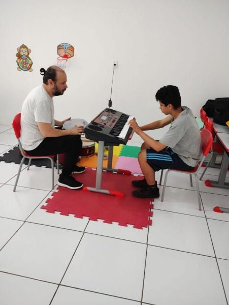 Centro Acolher implanta oficina de musicoterapia
